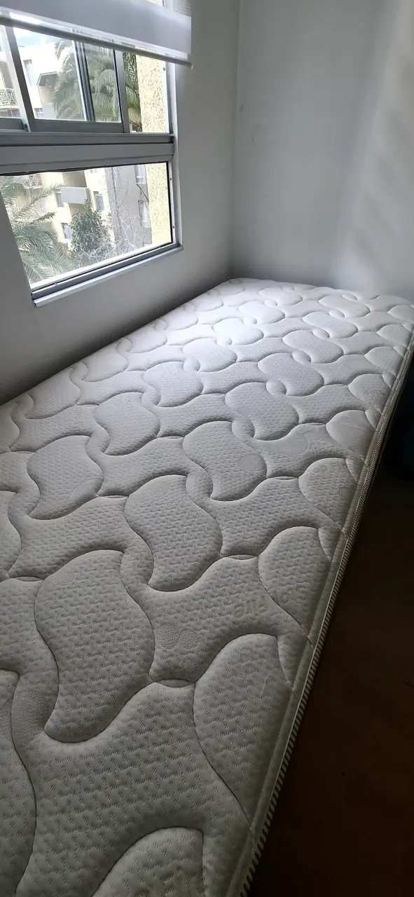 Cama individual con colchón y cajonera - 1
