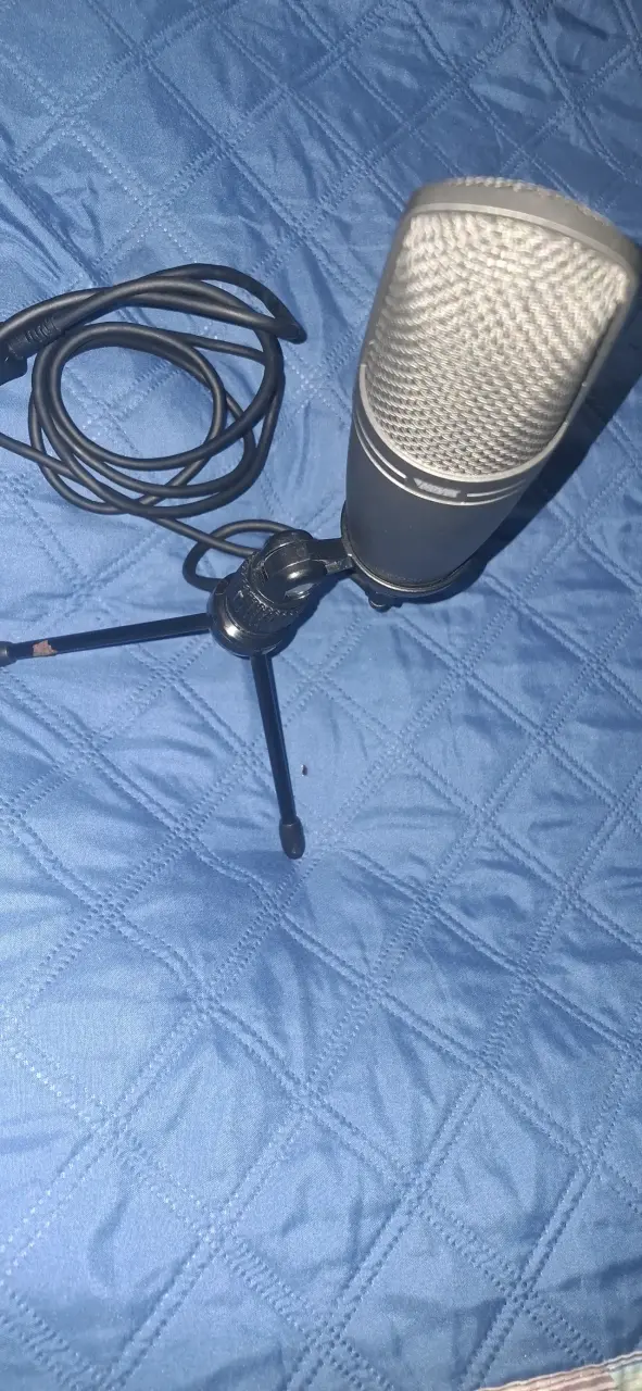 Micrófono de Condensador con Soporte y Cable - 1