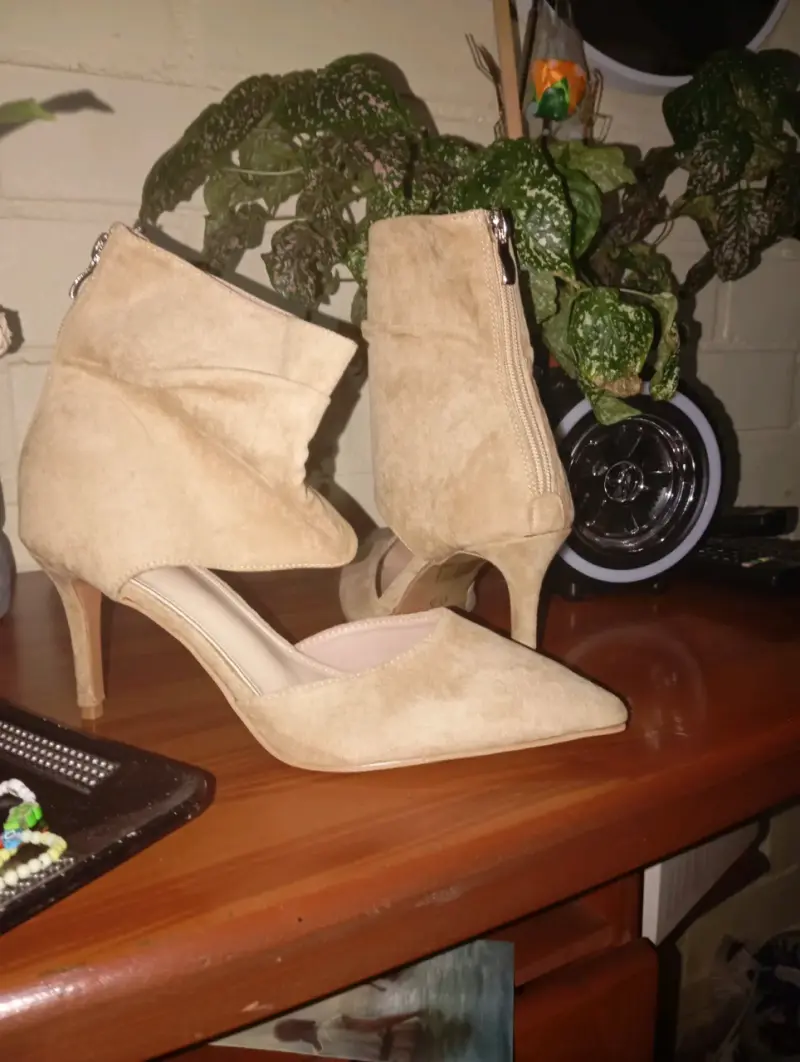 Botines de tacón beige elegantes