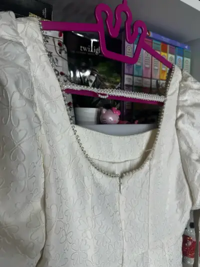 Vestido blanco con mangas abullonadas - miniatura 4