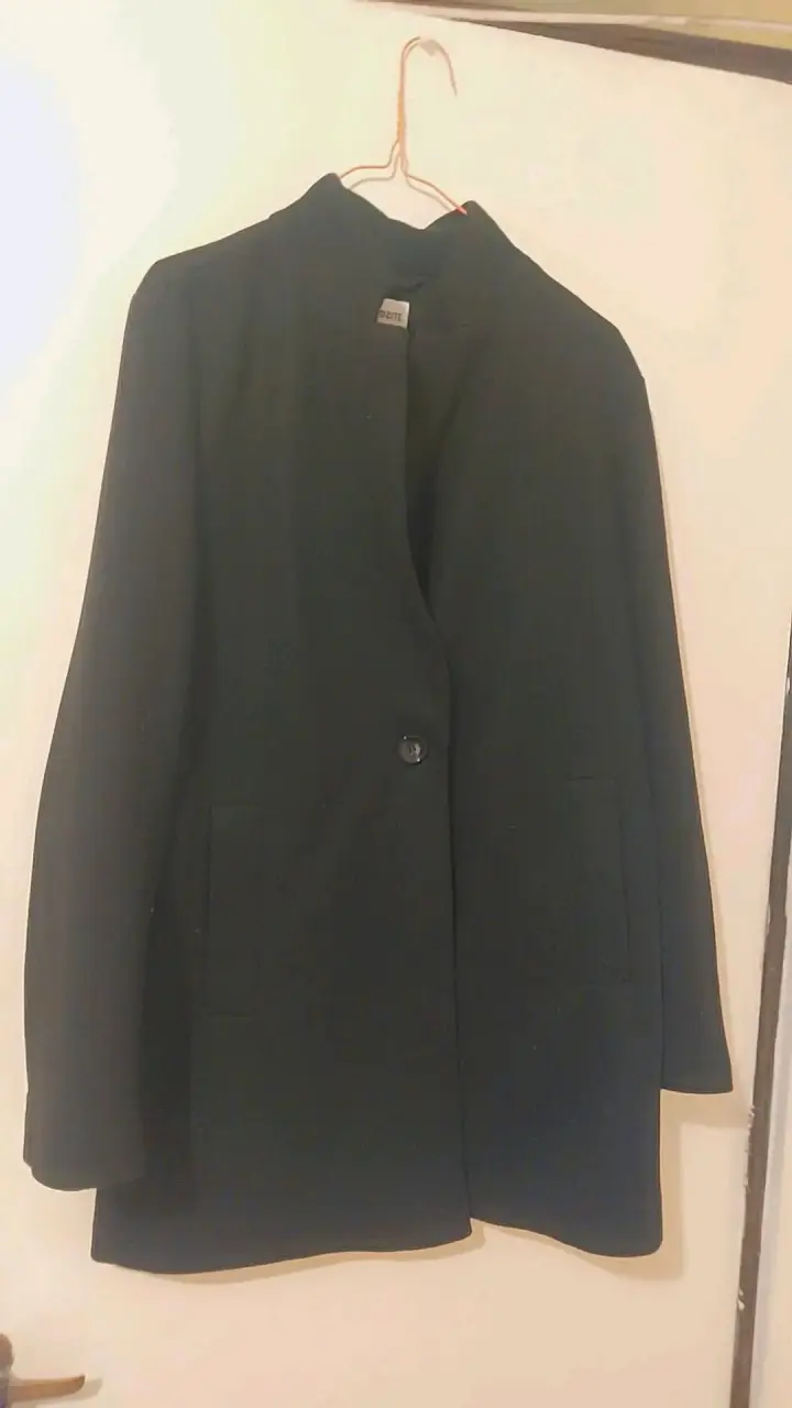 Abrigo negro formal para mujer