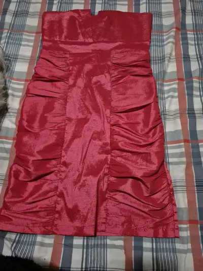 Vestido rojo elegante con fruncidos - miniatura 1