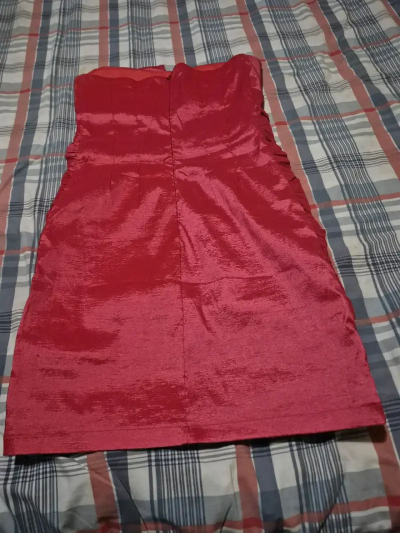 Vestido rojo elegante con fruncidos - 2