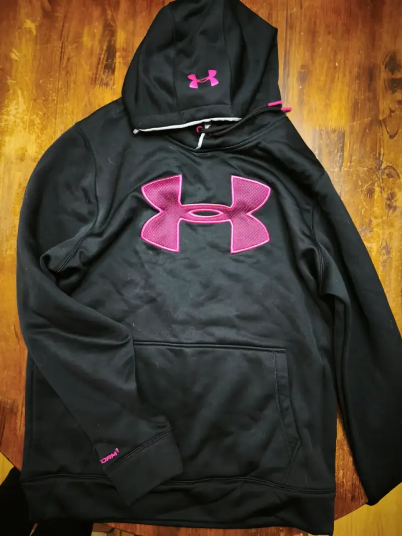 Polerón Under Armour Negro con Logo Rosa