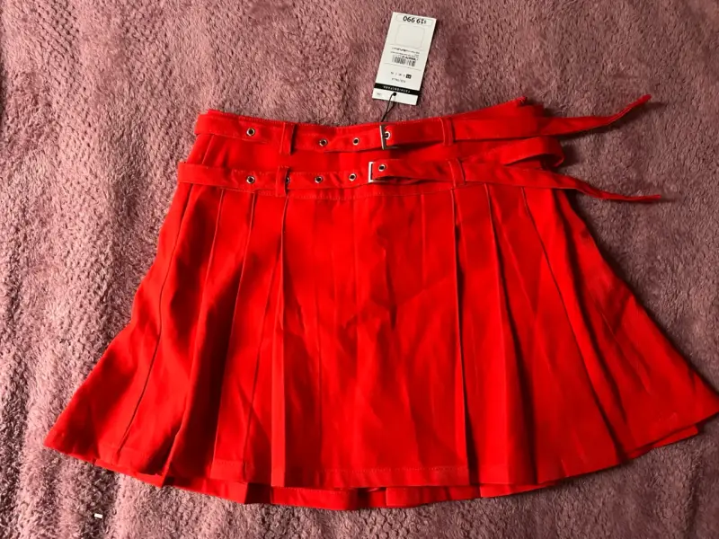 Falda roja plisada con cinturón - 1