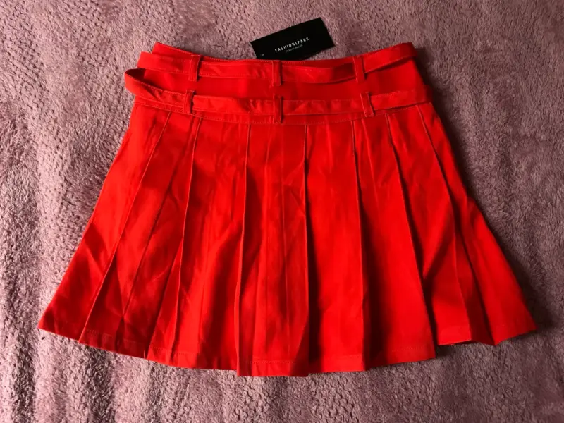 Falda roja plisada con cinturón - 2