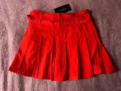 Falda roja plisada con cinturón - miniatura 2