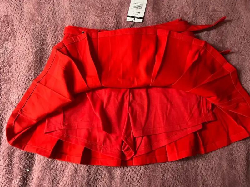 Falda roja plisada con cinturón - 3