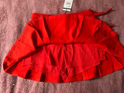 Falda roja plisada con cinturón - miniatura 3