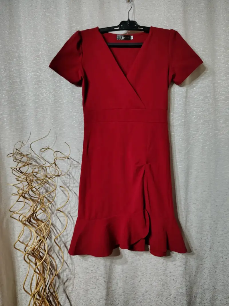 Vestido rojo elegante con volantes - 1