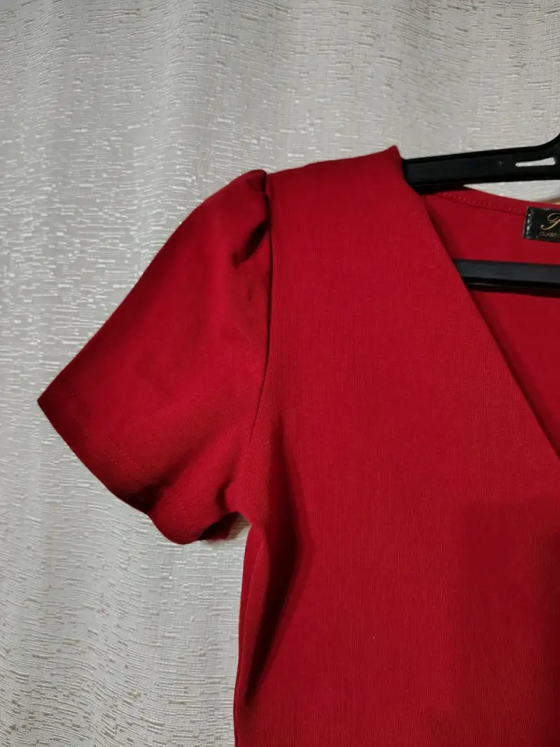 Vestido rojo elegante con volantes - 2