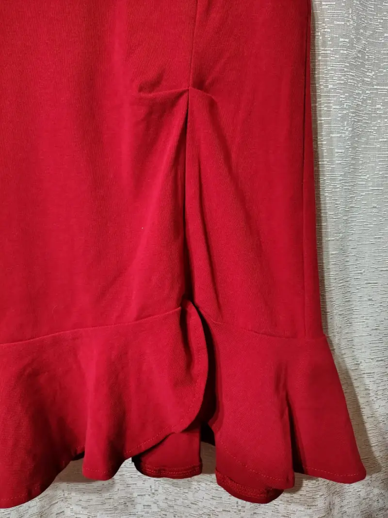 Vestido rojo elegante con volantes - 3