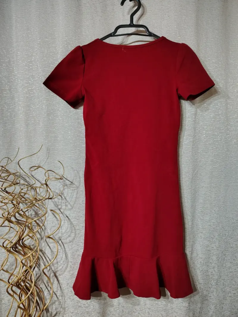 Vestido rojo elegante con volantes - 4