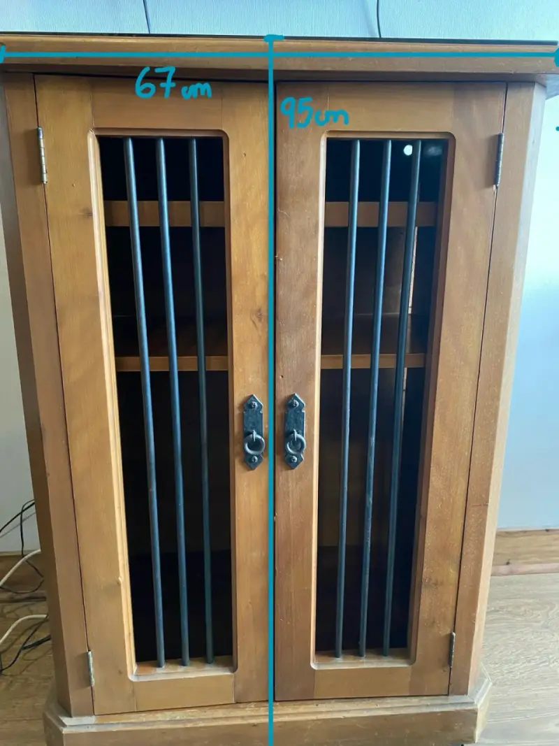 Mueble de madera con puertas de reja - 1