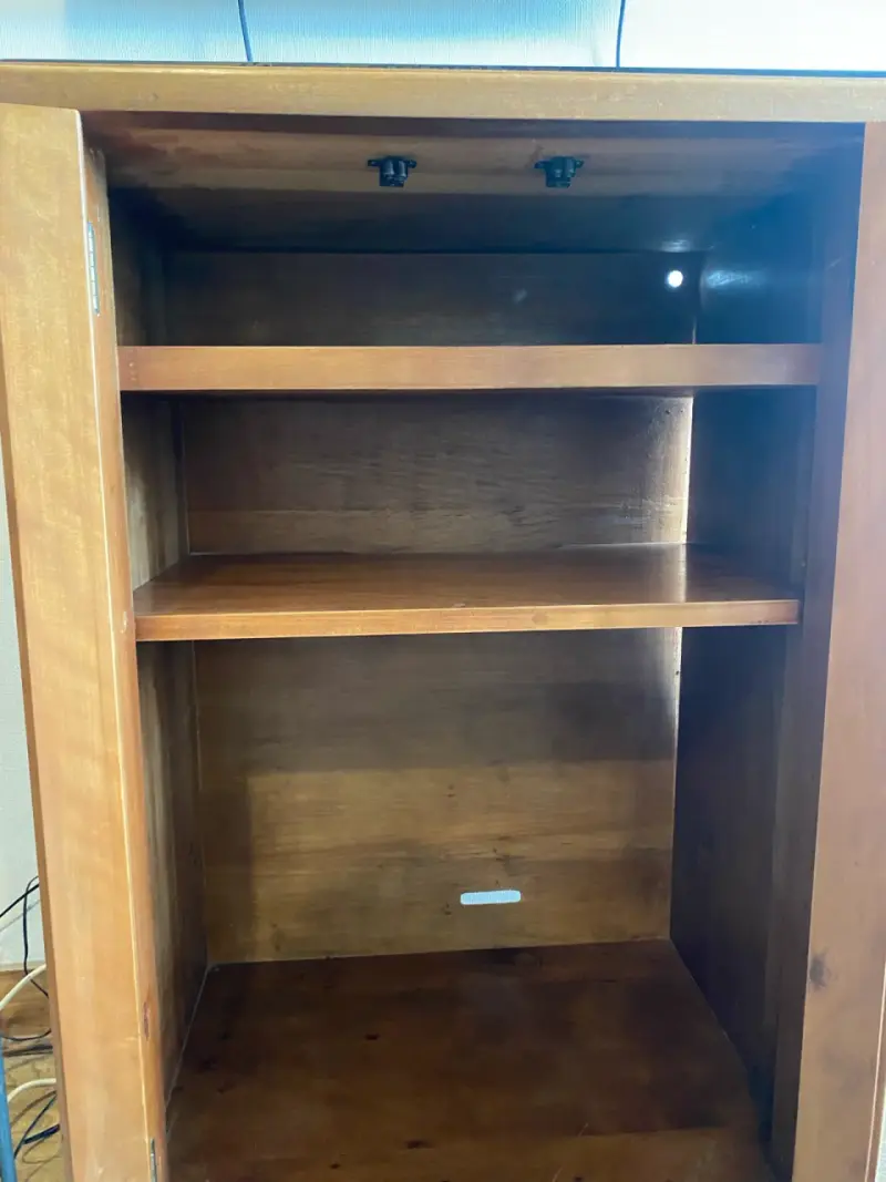 Mueble de madera con puertas de reja - 2