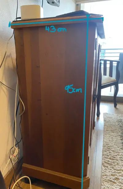 Mueble de madera con puertas de reja - miniatura 3