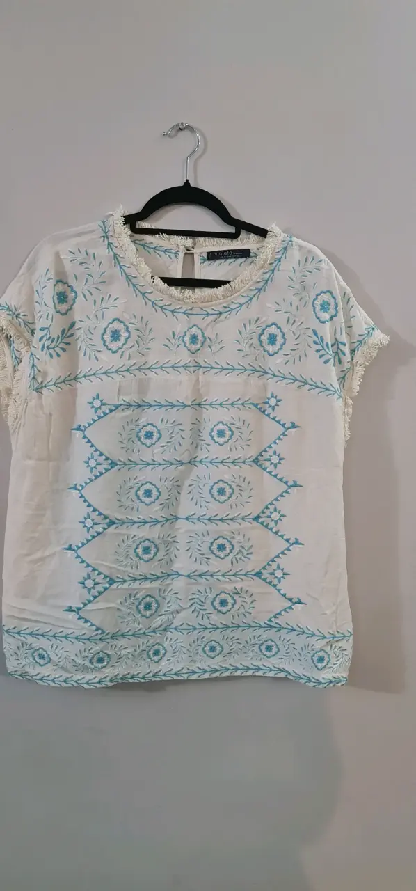 Blusa bordada blanca y azul Violeta by Mango
