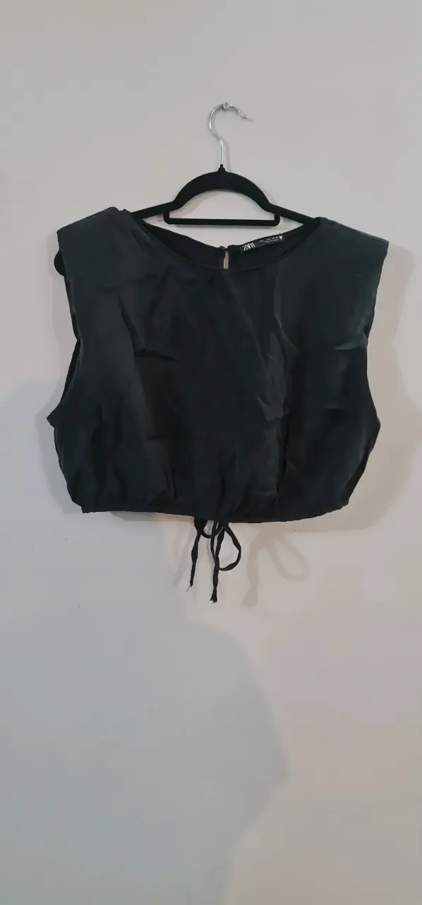 Blusa negra sin mangas Zara con ajuste