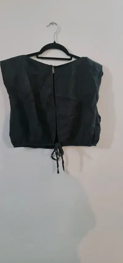 Blusa negra sin mangas Zara con ajuste - miniatura 3