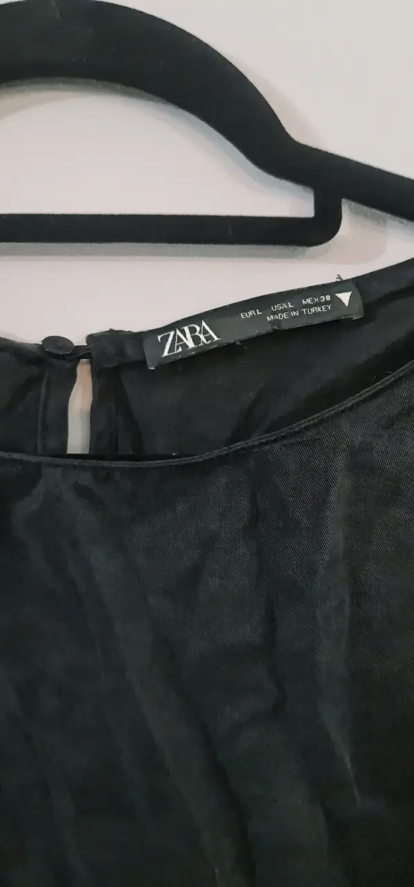 Blusa negra sin mangas Zara con ajuste - 4