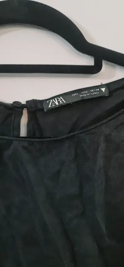 Blusa negra sin mangas Zara con ajuste - miniatura 4