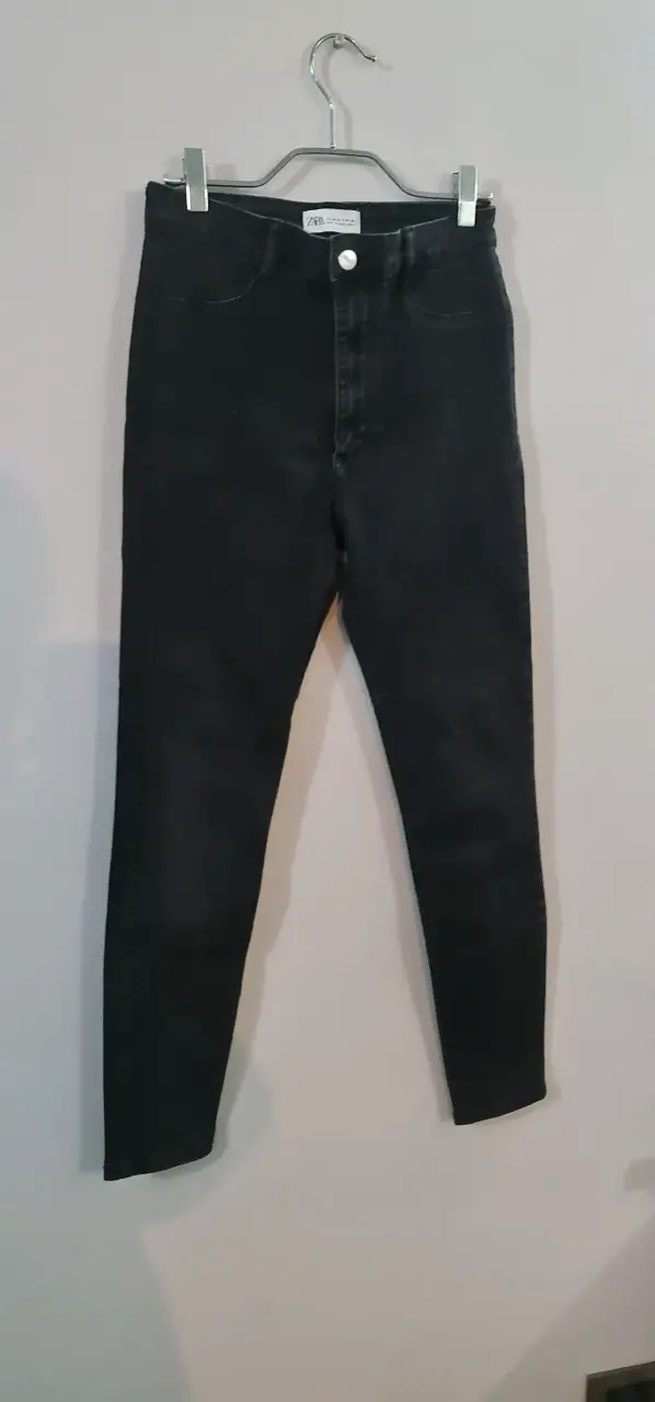 Jeans negros ajustados Zara para mujer