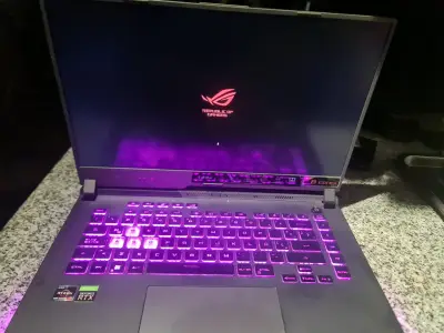 Laptop ASUS ROG con teclado retroiluminado y pantalla 144Hz - miniatura 1