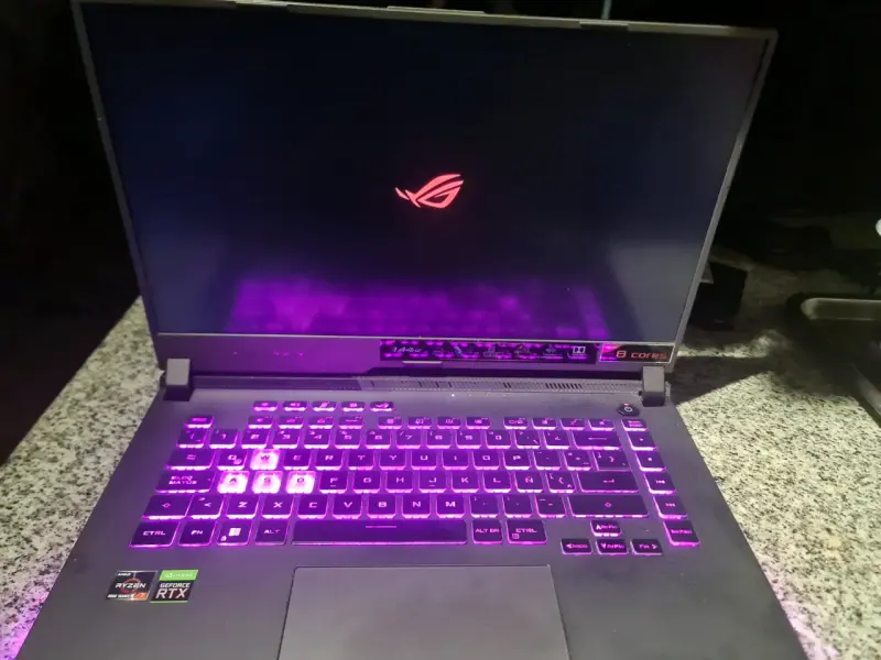 Laptop ASUS ROG con teclado retroiluminado y pantalla 144Hz - 2