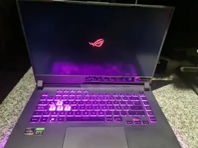 Laptop ASUS ROG con teclado retroiluminado y pantalla 144Hz - miniatura 2