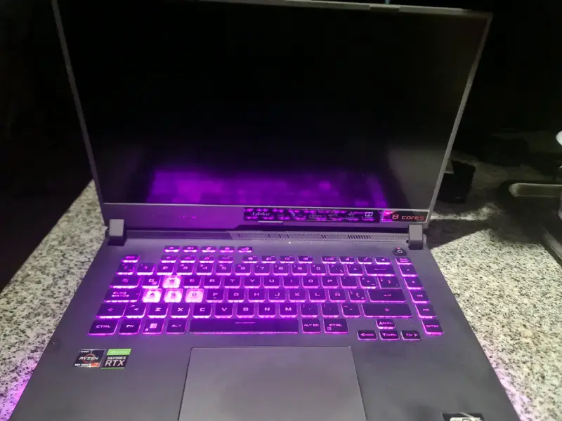 Laptop ASUS ROG con teclado retroiluminado y pantalla 144Hz - 3