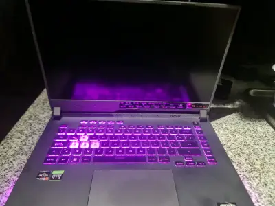 Laptop ASUS ROG con teclado retroiluminado y pantalla 144Hz - miniatura 3