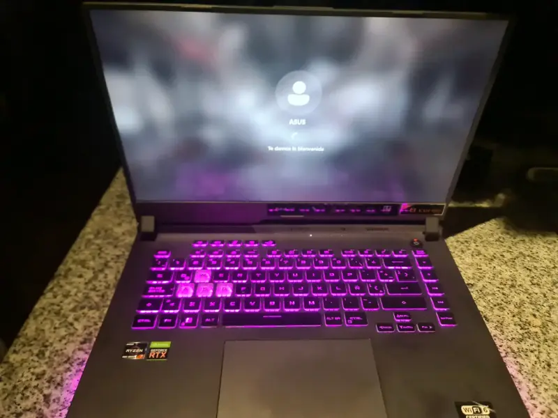 Laptop ASUS ROG con teclado retroiluminado y pantalla 144Hz - 4