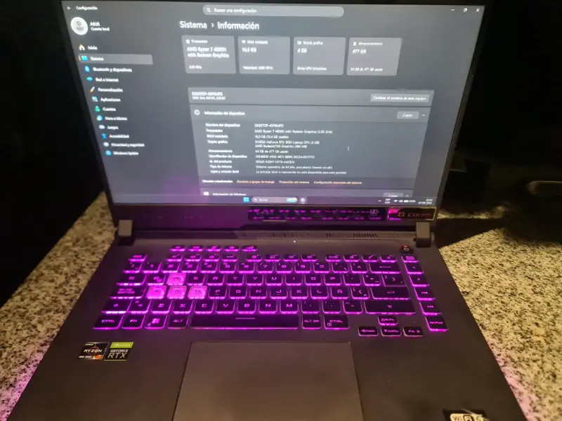 Laptop ASUS ROG con teclado retroiluminado y pantalla 144Hz - 5