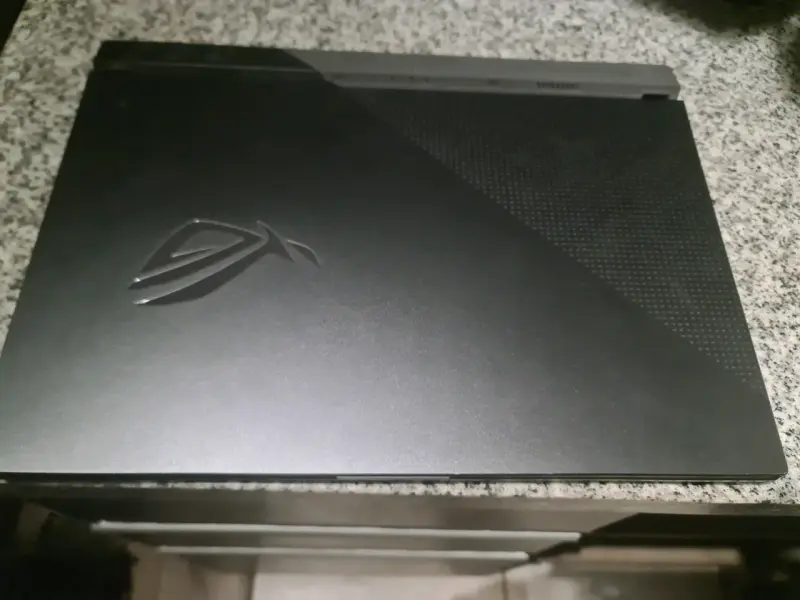 Laptop ASUS ROG con teclado retroiluminado y pantalla 144Hz - 6