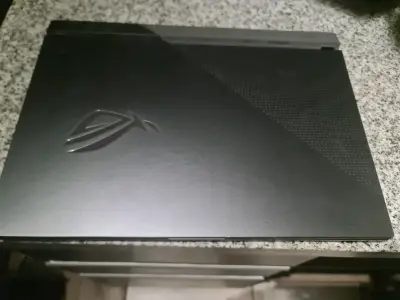 Laptop ASUS ROG con teclado retroiluminado y pantalla 144Hz - miniatura 6