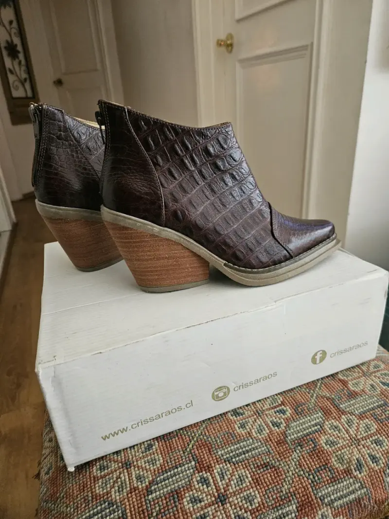 Botines de cuero marrón con tacón Crissa Raos - 1