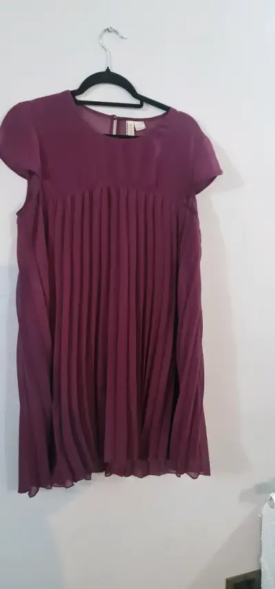 Vestido burdeo plisado para mujer - miniatura 1