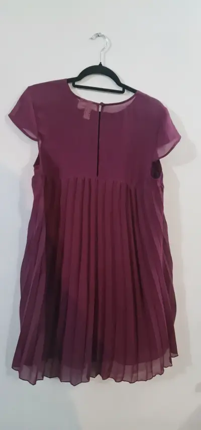 Vestido burdeo plisado para mujer - miniatura 2