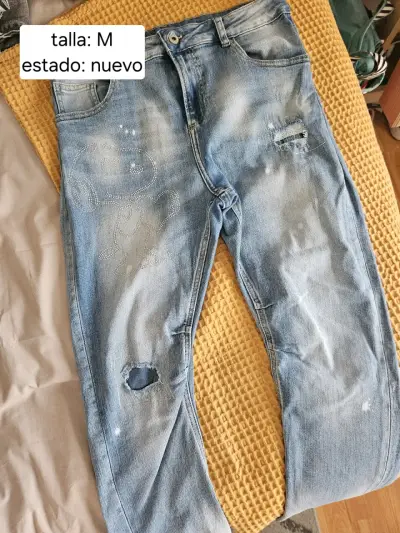 Jeans de Mujer Talla M con Diseño Desgastado - miniatura 1