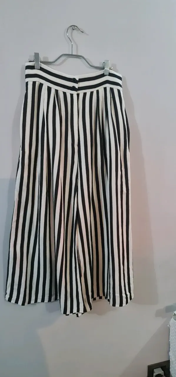 Pantalones anchos a rayas blanco y negro