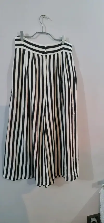 Pantalones anchos a rayas blanco y negro - miniatura 1