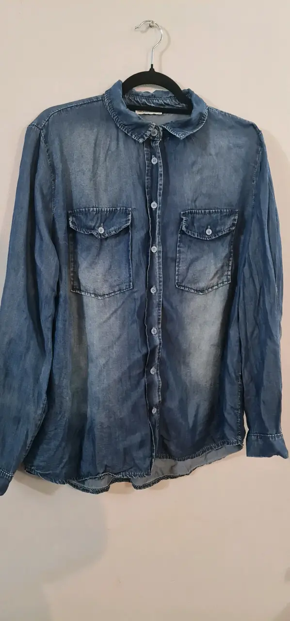 Camisa de mezclilla azul para mujer