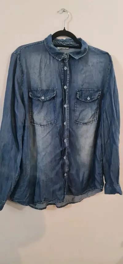 Camisa de mezclilla azul para mujer - miniatura 1