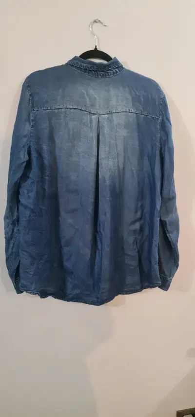 Camisa de mezclilla azul para mujer - miniatura 3