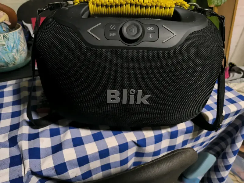 Parlante portátil Blik con refuerzo de bajos - 1