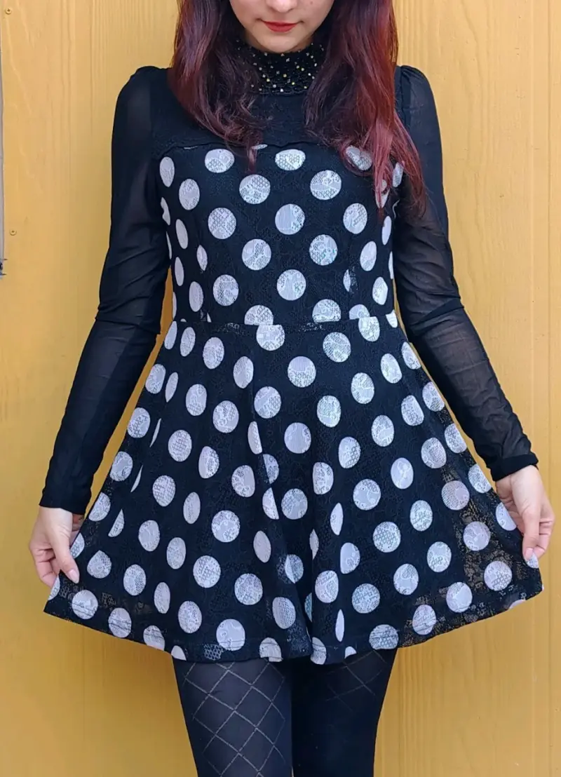 Vestido negro con lunares y cuello decorado - 1