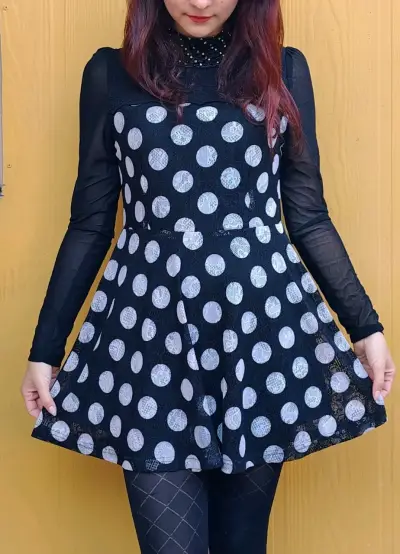 Vestido negro con lunares y cuello decorado - miniatura 1