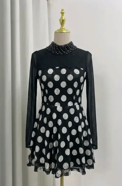 Vestido negro con lunares y cuello decorado - miniatura 2