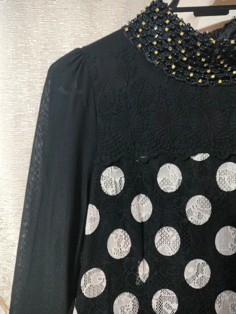 Vestido negro con lunares y cuello decorado - 3