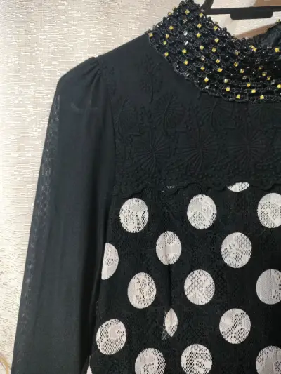 Vestido negro con lunares y cuello decorado - miniatura 3